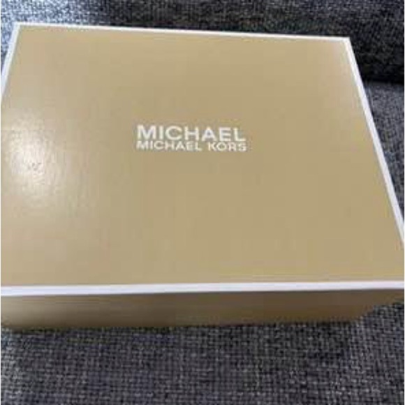 BNWT Michael Kors Suede Platform Sandals β Size 8 - Picture 4 of 6